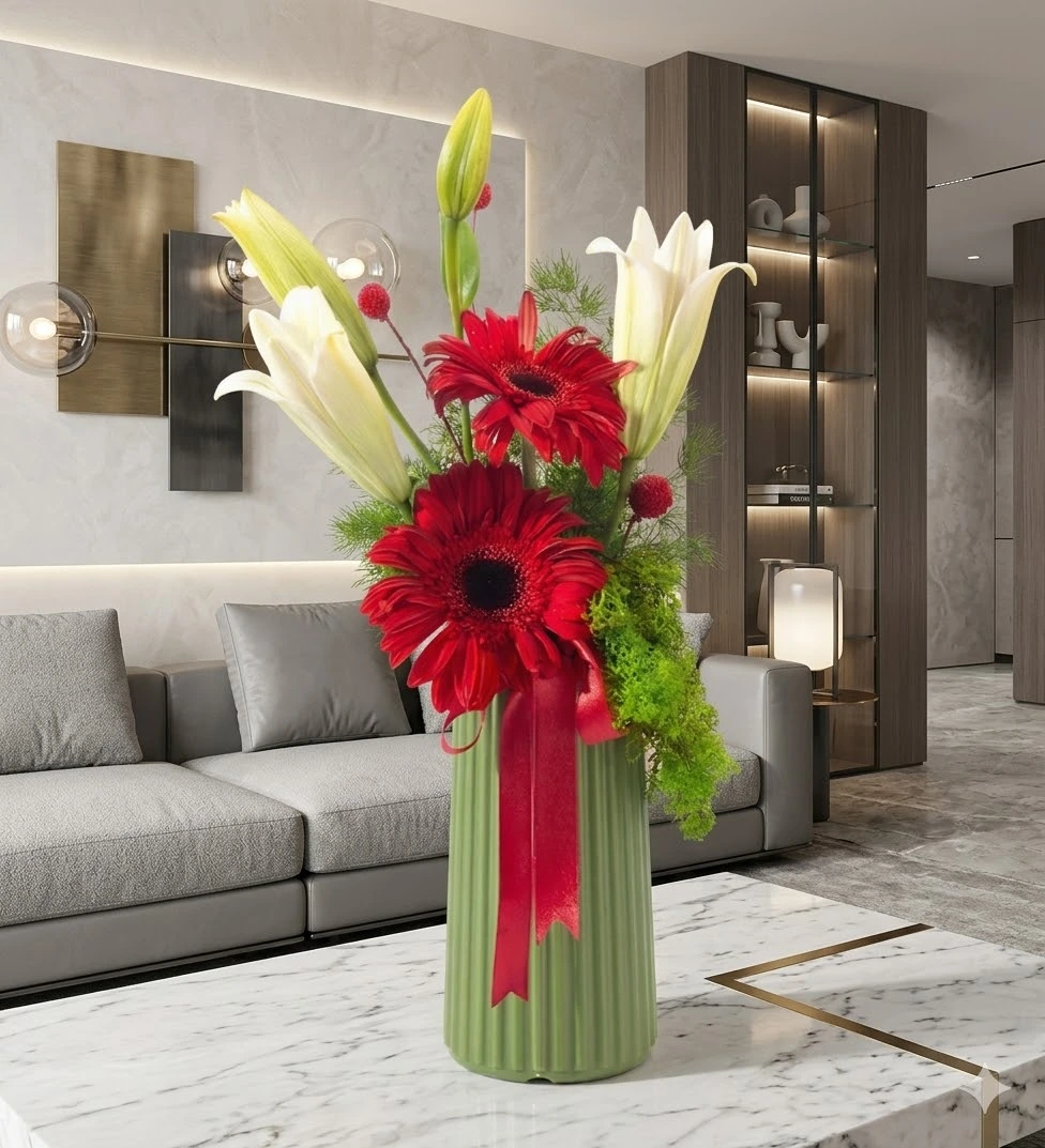 Yeşil Vazoda Beyaz Lilyum ve Kırmızı Gerbera