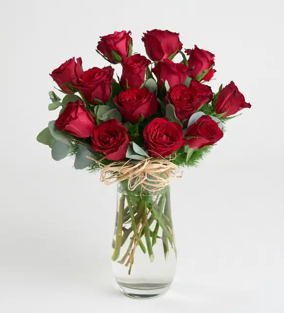 Kristal Cam Vazoda 15 Kırmızı Gül